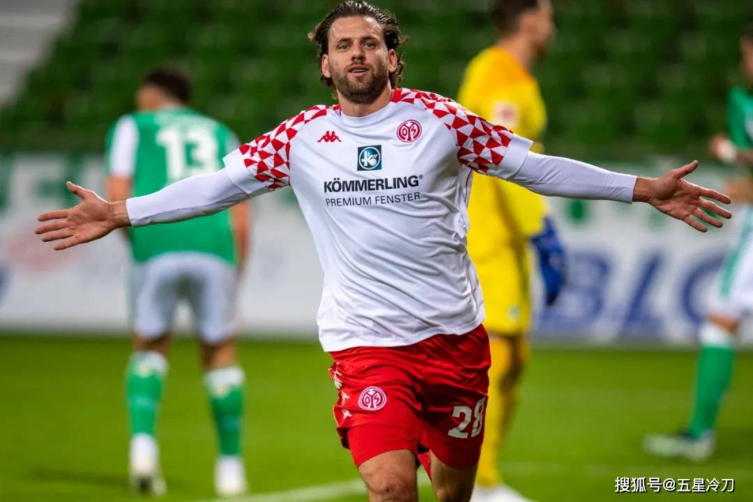 咪咕体育直播 -今夜德甲传出新动向，夏洛特黄蜂远射贴柱，管理层表态——质疑声仍在，团队化学反应显著 